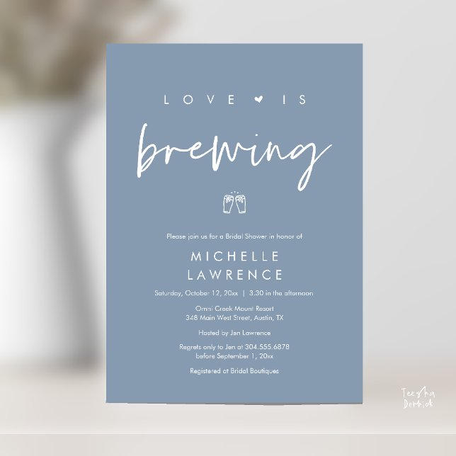 Modernes Niedlich Romantisches Bier-Party-Brautpar Einladung (Beer Party Bridal Shower, Love is brewing Invitation card modern romance dusty blue)