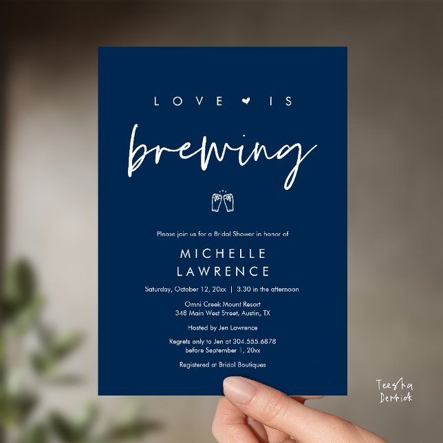 Modernes Niedlich Romantisches Bier-Party-Brautpar Einladung (Beer Party Bridal Shower, Love is brewing Invitation card modern romance navy blue)