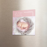 Modernes Niedliches Baby-Foto | Rosa und Weiß | An Magnet<br><div class="desc">Unser schönes Modern Niedliches Baby Foto Pink & White Zitat auf einem zauberhaften rosa Hintergrund! Dieses bezaubernde Produkt ist ideal, um die Freude und Liebe zu feiern, die Ihr Kleiner in Ihr Leben mitbringt. Egal, ob Sie einen herzerwärmenden Sake oder ein nachdenkliches Geschenk suchen, dieses Design ist genau das, was...</div>