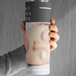 Modernes Niedliches Baby-Foto | Schönheitsangebot Thermosbecher<br><div class="desc">Erleben Sie das Wesen der Unschuld und Schönheit mit unserer modernen und bezaubernden Baby-Foto-Kollektion auf Zazzle! Die wertvollen Momente mit diesen bezaubernden Bildern, die die Reinheit und Freude der Kindheit feiern. Jedes Element ist sorgfältig darauf ausgelegt, die Schönheit der Unschuld zu zeigen, und erinnert uns an die einfache, aber tief...</div>