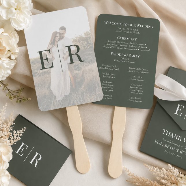 Modernes Olive Green Monogram Foto Wedding Program Fächer (Dark Olive Monogram Wedding Program Hand Fan on a table with wedding decor and flowers)