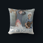 Modernes Oma Foto & Angebot | Benutzerdefinierte F Kissen<br><div class="desc">Oma's sind nur die Besten! Lass deiner Großmutter, wie viel sie dir mit diesem modernen Kissen meint, mit einem speziellen Foto deiner Wahl, dem Text GRANDMA in lustiger Schrift, auf der Rückseite ist das süße Zitat "Oma's heart is a patchwork of Liebe." und personalisiert mit deinem Namen. Kann in beliebiger...</div>