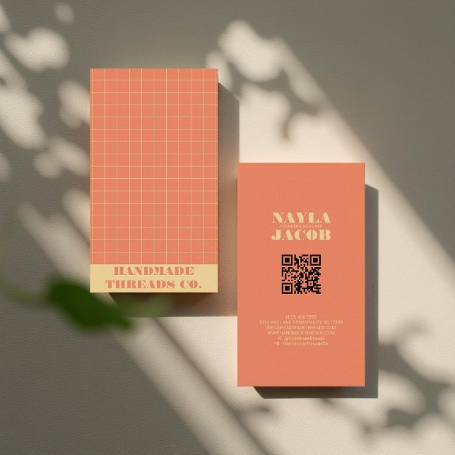 Modernes Orange Karo-Muster QR-Code  Visitenkarte (Von Creator hochgeladen)