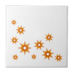 Modernes Orangefarbenes Design der Sternexplosion  Fliese<br><div class="desc">Modernes inspiriertes Design aus der Mitte des Jahrhunderts mit Vintagen Retro-Orange-Sternexplosionen in Bio Design auf weißem Hintergrund. Einfaches,  sauberes modernes Design.</div>