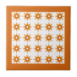 Modernes Orangefarbenes Muster der Sternexplosion  Fliese<br><div class="desc">Modernes, inspiriertes Design aus der Mitte des Jahrhunderts mit Vintagen Retro-Orange-Sternexplosionen auf weißem Hintergrund, gerahmt in hellorange. Einfaches, sauberes modernes Design. Erstellen Sie Ihr eigenes benutzerdefiniertes Muster, indem Sie ein neues Bild hochladen, oder wenden Sie sich mit der Schaltfläche "Nachricht" an den Designer, um Hilfe zu erhalten. So erstellen Sie...</div>