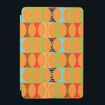 Modernes Orangefarbenes Muster iPad Mini Cover<br><div class="desc">Klopfen Sie. Wer ist da? Mitte des Jahrhunderts moderne Orange Muster iPad Mini Cover! Hey, mit einem Design dieses Retro, braucht man keine Stanzlinie. Dieses perfekte Mod-Muster zeichnet sich durch einen lebhaften, orangefarbenen Hintergrund und eine hübsch kitschige Form in Grün, Rot, Türkis, Schwarz & Weiß und Holzkorn aus. Die Form...</div>