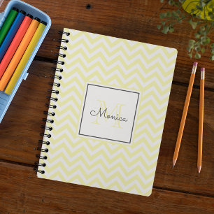Modernes, pastellgelbes Zickzack Muster Monogramm Notizblock