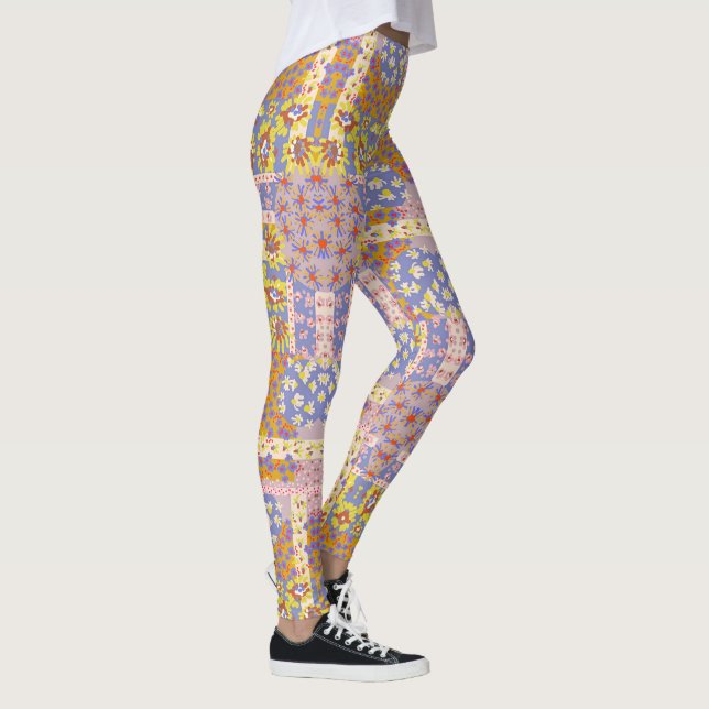Modernes Patchwork Daisy Blume auf Periwinkle Leggings (Rechts)