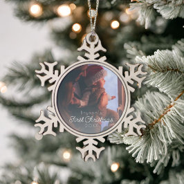 Modernes Personalisiertes Baby's First Christmas F Schneeflocken Zinn-Ornament