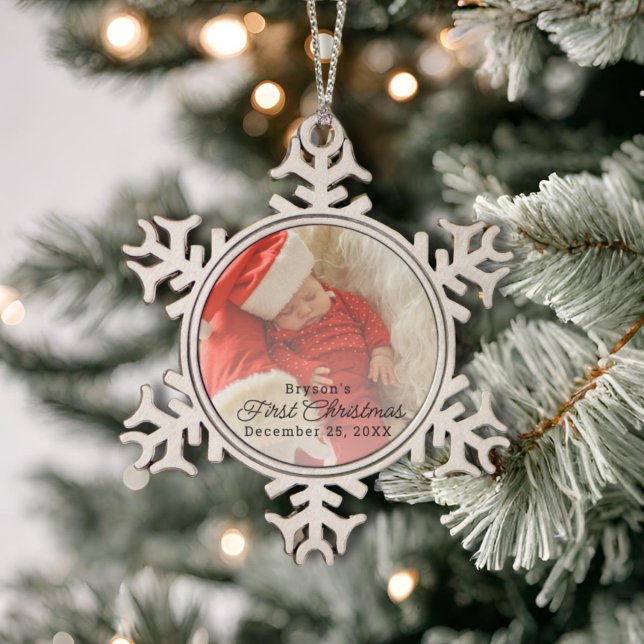 Modernes Personalisiertes Baby's First Christmas F Schneeflocken Zinn-Ornament (Von Creator hochgeladen)