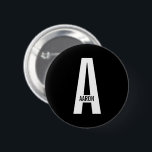 Modernes Personalisiertes Fettmonogramm und Name Button<br><div class="desc">Modernes Monogram Design mit personalisiertem Monogramm Buchstaben "A" und Namen im modernen fett formatierten Sans Serif Schriftart Stil. Perfektes Geschenk für ihn,  Vatertagsgeschenk,  Trauzeuge Geschenk und vieles mehr.</div>