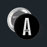 Modernes Personalisiertes Fettmonogramm und Name Button<br><div class="desc">Modernes Monogram Design mit personalisiertem Monogramm Buchstaben "A" und Namen im modernen fett formatierten Sans Serif Schriftart Stil. Perfektes Geschenk für ihn,  Vatertagsgeschenk,  Trauzeuge Geschenk und vieles mehr.</div>