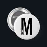 Modernes Personalisiertes Fettmonogramm und Name Button<br><div class="desc">Modernes Monogram Design mit personalisiertem Monogramm-Buchstaben "M" und Namen im modernen fett formatierten Sans Serif Schriftart Stil. Perfektes Geschenk für ihn,  Vatertagsgeschenk,  Trauzeuge Geschenk und vieles mehr.</div>