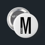 Modernes Personalisiertes Fettmonogramm und Name Button<br><div class="desc">Modernes Monogram Design mit personalisiertem Monogramm-Buchstaben "M" und Namen im modernen fett formatierten Sans Serif Schriftart Stil. Perfektes Geschenk für ihn,  Vatertagsgeschenk,  Trauzeuge Geschenk und vieles mehr.</div>