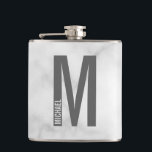 Modernes Personalisiertes Fettmonogramm und Name Flachmann<br><div class="desc">Modernes Monogram Design mit personalisiertem Monogramm-Buchstaben "M" und Namen im modernen fett formatierten Sans Serif Schriftart Stil. Perfektes Geschenk für ihn,  Vatertagsgeschenk,  Trauzeuge Geschenk und vieles mehr.</div>