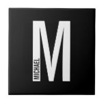 Modernes Personalisiertes Fettmonogramm und Name Fliese<br><div class="desc">Modernes Monogram Design mit personalisiertem Monogramm-Buchstaben "M" und Namen im modernen fett formatierten Sans Serif Schriftart Stil.</div>