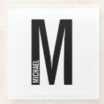 Modernes Personalisiertes Fettmonogramm und Name Glasuntersetzer<br><div class="desc">Modernes Monogram Design mit personalisiertem Monogramm-Buchstaben "M" und Namen im modernen fett formatierten Sans Serif Schriftart Stil. Perfektes Geschenk für ihn,  Vatertagsgeschenk,  Trauzeuge Geschenk und vieles mehr.</div>