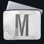 Modernes Personalisiertes Fettmonogramm und Name Laptopschutzhülle<br><div class="desc">Modernes Monogram Design mit personalisiertem Monogramm-Buchstaben "M" und Namen im modernen fett formatierten Sans Serif Schriftart Stil. Perfektes Geschenk für ihn,  Vatertag Geschenk und mehr.</div>