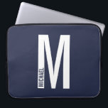 Modernes Personalisiertes Fettmonogramm und Name Laptopschutzhülle<br><div class="desc">Modernes Monogram Design mit personalisiertem Monogramm-Buchstaben "M" und Namen im modernen fett formatierten Sans Serif Schriftart Stil. Perfektes Geschenk für ihn,  Vatertag Geschenk und mehr.</div>