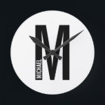 Modernes Personalisiertes Fettmonogramm und Name Runde Wanduhr<br><div class="desc">Modernes Monogram Design mit personalisiertem Monogramm-Buchstaben "M" und Namen im modernen fett formatierten Sans Serif Schriftart Stil.</div>
