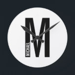 Modernes Personalisiertes Fettmonogramm und Name Runde Wanduhr<br><div class="desc">Modernes Monogram Design mit personalisiertem Monogramm-Buchstaben "M" und Namen im modernen fett formatierten Sans Serif Schriftart Stil.</div>
