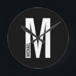 Modernes Personalisiertes Fettmonogramm und Name Runde Wanduhr<br><div class="desc">Modernes Monogram Design mit personalisiertem Monogramm-Buchstaben "M" und Namen im modernen fett formatierten Sans Serif Schriftart Stil.</div>
