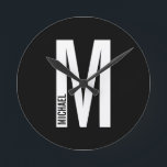 Modernes Personalisiertes Fettmonogramm und Name Runde Wanduhr<br><div class="desc">Modernes Monogram Design mit personalisiertem Monogramm-Buchstaben "M" und Namen im modernen fett formatierten Sans Serif Schriftart Stil.</div>