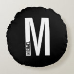 Modernes Personalisiertes Fettmonogramm und Name Rundes Kissen<br><div class="desc">Modernes Monogram Design mit personalisiertem Monogramm-Buchstaben "M" und Namen im modernen fett formatierten Sans Serif Schriftart Stil.</div>