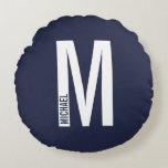 Modernes Personalisiertes Fettmonogramm und Name Rundes Kissen<br><div class="desc">Modernes Monogram Design mit personalisiertem Monogramm-Buchstaben "M" und Namen im modernen fett formatierten Sans Serif Schriftart Stil.</div>
