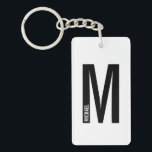 Modernes Personalisiertes Fettmonogramm und Name Schlüsselanhänger<br><div class="desc">Modernes Monogram Design mit personalisiertem Monogramm-Buchstaben "M" und Namen im modernen fett formatierten Sans Serif Schriftart Stil. Perfektes Geschenk für ihn,  Vatertagsgeschenk,  Trauzeuge Geschenk und vieles mehr.</div>