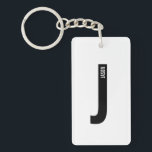 Modernes Personalisiertes Fettmonogramm und Name Schlüsselanhänger<br><div class="desc">Modernes Monogram Design mit personalisiertem Monogramm Buchstaben "J" und Namen im modernen fett formatierten Sans Serif Schriftart Stil. Perfektes Geschenk für ihn,  Vatertagsgeschenk,  Trauzeuge Geschenk und vieles mehr.</div>