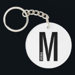 Modernes Personalisiertes Fettmonogramm und Name Schlüsselanhänger<br><div class="desc">Modernes Monogram Design mit personalisiertem Monogramm-Buchstaben "M" und Namen im modernen fett formatierten Sans Serif Schriftart Stil. Perfektes Geschenk für ihn,  Vatertagsgeschenk,  Trauzeuge Geschenk und vieles mehr.</div>