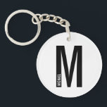 Modernes Personalisiertes Fettmonogramm und Name Schlüsselanhänger<br><div class="desc">Modernes Monogram Design mit personalisiertem Monogramm-Buchstaben "M" und Namen im modernen fett formatierten Sans Serif Schriftart Stil. Perfektes Geschenk für ihn,  Vatertagsgeschenk,  Trauzeuge Geschenk und vieles mehr.</div>