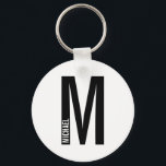 Modernes Personalisiertes Fettmonogramm und Name Schlüsselanhänger<br><div class="desc">Modernes Monogram Design mit personalisiertem Monogramm-Buchstaben "M" und Namen im modernen fett formatierten Sans Serif Schriftart Stil. Perfektes Geschenk für ihn,  Vatertagsgeschenk,  Trauzeuge Geschenk und vieles mehr.</div>