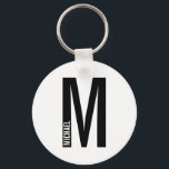 Modernes Personalisiertes Fettmonogramm und Name Schlüsselanhänger<br><div class="desc">Modernes Monogram Design mit personalisiertem Monogramm-Buchstaben "M" und Namen im modernen fett formatierten Sans Serif Schriftart Stil. Perfektes Geschenk für ihn,  Vatertagsgeschenk,  Trauzeuge Geschenk und vieles mehr.</div>