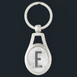 Modernes Personalisiertes Fettmonogramm und Name Schlüsselanhänger<br><div class="desc">Modernes Monogram Design mit personalisiertem Monogramm Buchstaben "E" und Namen im modernen fett formatierten Sans Serif Schriftart Stil. Perfektes Geschenk für ihn,  Vatertagsgeschenk,  Trauzeuge Geschenk und vieles mehr. Bitte beachten Sie: Die Marmordetails werden im Kunstwerk simuliert. Bei der Herstellung dieses Produktes wird kein Marmor verwendet</div>