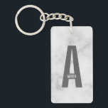 Modernes Personalisiertes Fettmonogramm und Name Schlüsselanhänger<br><div class="desc">Modernes Monogram Design mit personalisiertem Monogramm Buchstaben "A" und Namen im modernen fett formatierten Sans Serif Schriftart Stil. Perfektes Geschenk für ihn,  Vatertagsgeschenk,  Trauzeuge Geschenk und vieles mehr. Bitte beachten Sie: Die Marmordetails werden im Kunstwerk simuliert. Bei der Herstellung dieses Produktes wird kein Marmor verwendet</div>