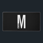 Modernes Personalisiertes Fettmonogramm und Name Schreibtischunterlage<br><div class="desc">Modernes Monogram Design mit personalisiertem Monogramm-Buchstaben "M" und Namen im modernen fett formatierten Sans Serif Schriftart Stil. Perfektes Geschenk für ihn,  Vatertag Geschenk und mehr.</div>