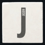 Modernes Personalisiertes Fettmonogramm und Name Steinuntersetzer<br><div class="desc">Modernes Monogram Design mit personalisiertem Monogramm Buchstaben "J" und Namen im modernen fett formatierten Sans Serif Schriftart Stil. Perfektes Geschenk für ihn,  Vatertagsgeschenk,  Trauzeuge Geschenk und vieles mehr.</div>