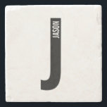 Modernes Personalisiertes Fettmonogramm und Name Steinuntersetzer<br><div class="desc">Modernes Monogram Design mit personalisiertem Monogramm Buchstaben "J" und Namen im modernen fett formatierten Sans Serif Schriftart Stil. Perfektes Geschenk für ihn,  Vatertagsgeschenk,  Trauzeuge Geschenk und vieles mehr.</div>