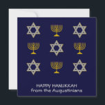 Modernes Personalisiertes Glück Hanukkah Feiertagskarte<br><div class="desc">Moderne, personalisierte HAPPY HANUKKAH Urlaubskarte, die den Imitaten Gold und Silber STAR OF DAVID und MENORAH in einem gefliesten Muster vor einem Mitternachtsblauen Hintergrund zeigt. Text liest HAPPY HANUKKAH mit einem Platzhalter und ist KUNSTBAR, sodass Sie ihn PERSONALISIEREN können, indem Sie Ihren Namen oder einen anderen Text hinzufügen. Sie können...</div>