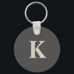 Modernes personalisiertes Mit Monogramm Schlüsselanhänger<br><div class="desc">Dieser niedliche Schlüsselanhänger mit dem Original auf beiden Seiten des Schlüsselanhängers in stylishen Grautönen. Jetzt anpassen,  um Ihr erstes Monogramm hinzuzufügen.</div>