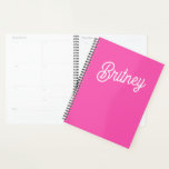 Modernes, Personalisiertes Monogramm mit Hot Pink  Planer<br><div class="desc">Bleibe stilvoll mit unserem Modern Hot Pink Personalisiert Monogram und Name Planner. Dieser lebendige Planer zeichnet sich durch eine auffallende, heiß rosa Abdeckung aus, die mit Ihrem Monogramm und Ihrem Namen personalisiert ist. Es ist so konzipiert, dass Sie Ihren Zeitplan problemlos verwalten können. Es bietet genügend Platz für die tägliche,...</div>