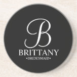 Modernes Personalisiertes Monogramm und Name Bride Getränkeuntersetzer<br><div class="desc">Moderne Personalisierte Bridesmaid-Schrift mit personalisiertem Monogramm im eleganten Schriftart-Stil mit Name und Titel von Bridesmaid im klassischen Serif-Schriftart-Stil auf schwarzem Hintergrund.

Auch perfekt für Trauzeugin,  Mutter der Braut und mehr.</div>