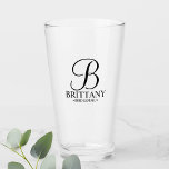 Modernes Personalisiertes Monogramm und Name Bride Glas<br><div class="desc">Moderner Personalisierter Bridesmaid-Glass mit personalisiertem Monogramm im eleganten Schriftart-Stil mit Name und Titel der Brautjungfrau im klassischen Serif-Schriftart-Stil. Auch perfekt für Trauzeugin,  Mutter der Braut und mehr.</div>