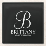 Modernes Personalisiertes Monogramm und Name Bride Glasuntersetzer<br><div class="desc">Moderne Personalisierte Bridesmaid-Geschenke mit personalisierten Monogrammen im eleganten Script-Schriftart-Stil mit Name und Titel von Bridesmaid im klassischen Serif-Schriftart-Stil auf schwarzem Hintergrund. Auch perfekt für Trauzeugin,  Mutter der Braut und mehr.</div>