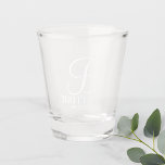 Modernes Personalisiertes Monogramm und Name Bride Schnapsglas<br><div class="desc">Modernes Personalisiertes Bridesmaid-Shot-Glass mit personalisiertem Monogramm im eleganten,  weißen Schriftart-Stil mit Name und Titel der Brautjungfrau in einem klassischen,  weißen Serif-Schriftart-Stil. Auch perfekt für Trauzeugin,  Mutter der Braut und mehr.</div>