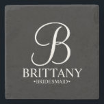 Modernes Personalisiertes Monogramm und Name Bride Steinuntersetzer<br><div class="desc">Moderne Personalisierte Bridesmaid-Geschenke mit personalisierten Monogrammen im modernen Script-Schriftart-Stil mit Name und Titel der Brautjungfrau im klassischen Serif-Schriftart-Stil. Auch perfekt für Trauzeugin,  Mutter der Braut und mehr.</div>