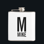 Modernes Personalisiertes Monogramm und Name Flachmann<br><div class="desc">Modernes Schwarz-Weiß-Monogramm-Design mit personalisiertem Monogramm und Namen im modernen fett formatierten Sans Serif Schriftart Stil.

Einzigartiges Geschenk für Vater,  Ehemann,  Großeltern,  Trauzeuge,  Trauzeuge und mehr.
Auch perfekt als Geburtstagsgeschenk,  Feriengeschenk,  Familiengeschenk Wiedersehen und für alle besondere Anlässe.</div>