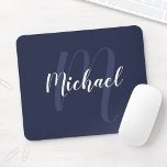 Modernes Personalisiertes Monogramm und Name Navy Mousepad<br><div class="desc">Personalisiertes Monogramm und Namensgeschenk mit personalisiertem Namen im modernen, weißen Skript-Schriftart-Stil und Monogramm in hellblau modernen Drehbuch-Schriftart-Stil als Hintergrund auf marineblau Hintergrund.</div>